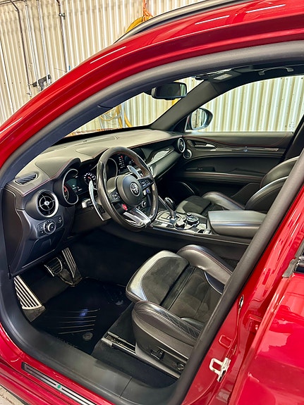 Alfa Romeo Stelvio Quadrifoglio 18 of 30