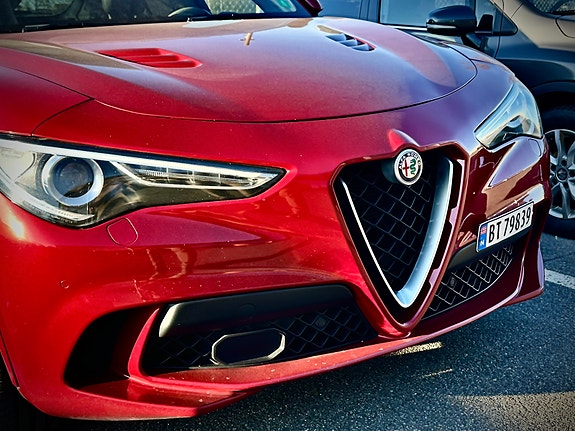 Alfa Romeo Stelvio Quadrifoglio 4 of 5