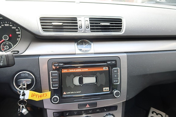 Volkswagen Passat 23 of 30