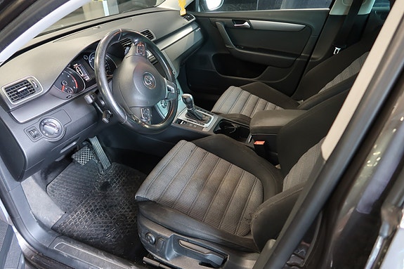 Volkswagen Passat 22 of 30
