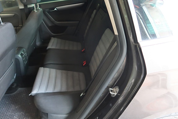 Volkswagen Passat 30 of 30