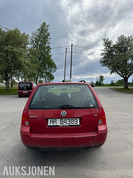Volkswagen golf 4 of 5