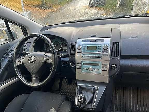 Toyota Corolla Verso 5 of 5
