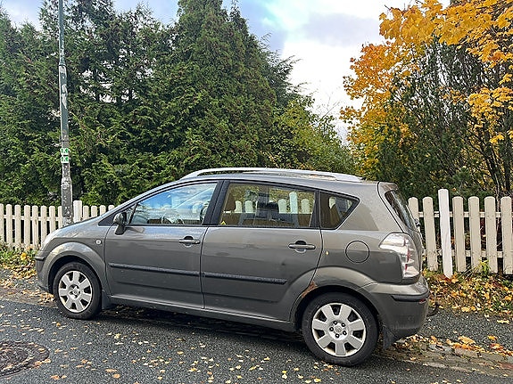 Toyota Corolla Verso 3 of 5