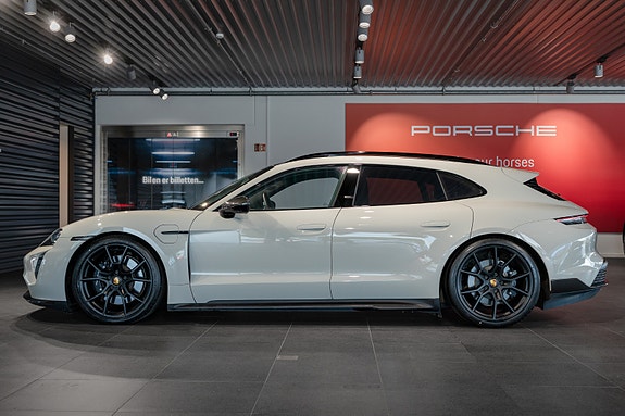 Porsche Taycan Sport Turismo 2 of 5