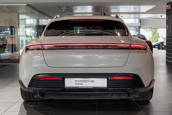 Porsche Taycan Sport Turismo 4 of 5