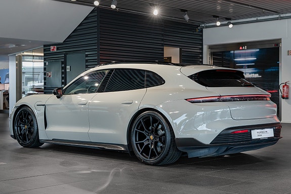 Porsche Taycan Sport Turismo 3 of 5