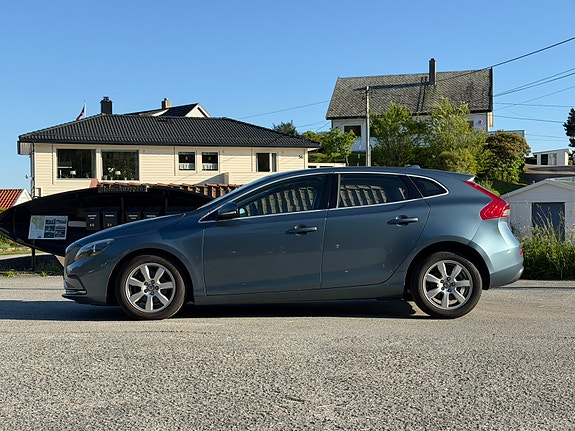 Volvo V40 2 of 5