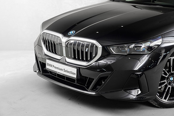 BMW i5 4 of 5