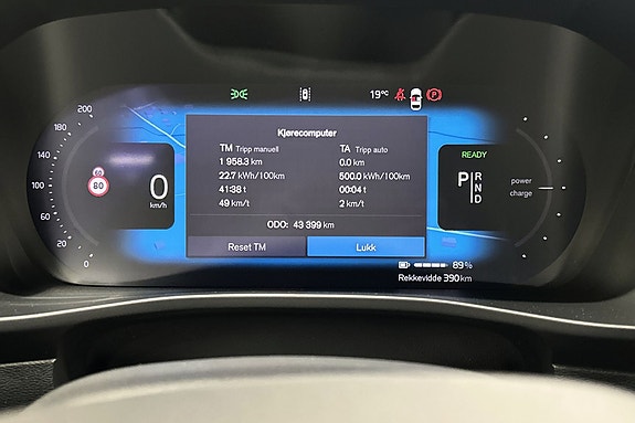 Volvo XC40 13 of 22