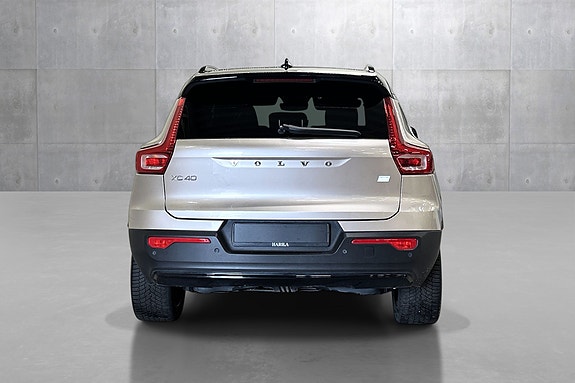 Volvo XC40 4 of 5