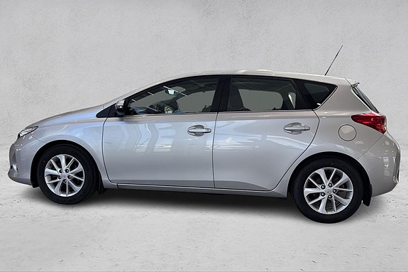 Toyota Auris 2 of 5