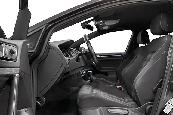 Volkswagen Golf VII 3 of 5