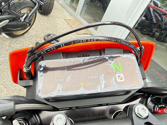 KTM 690 SMC-R 5 of 5