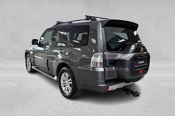 Mitsubishi Pajero 3 of 5
