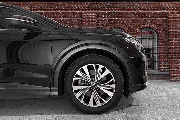 Audi Q4 e-tron 4 of 5
