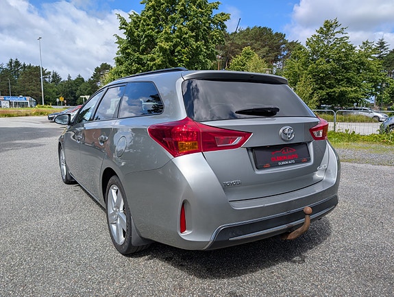 Toyota Auris 4 of 5