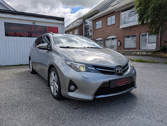 Toyota Auris 2 of 5