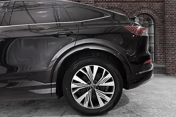 Audi Q4 e-tron 4 of 5