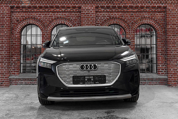 Audi Q4 e-tron 3 of 5