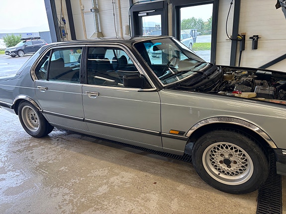 BMW 732i 4 of 25
