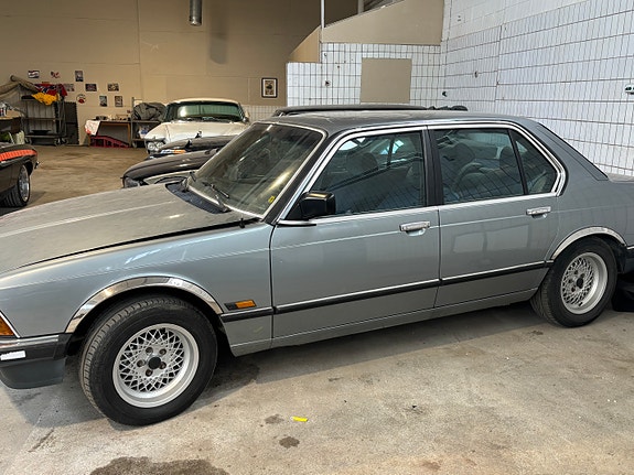 BMW 732i 2 of 25