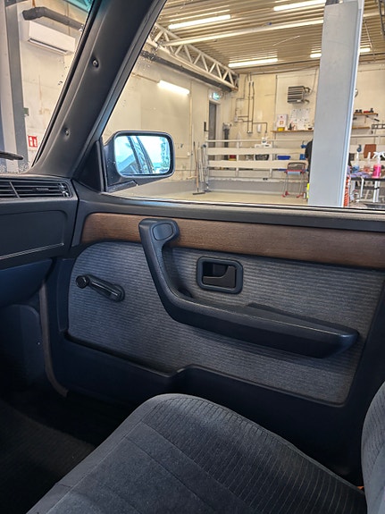 BMW 732i 23 of 25