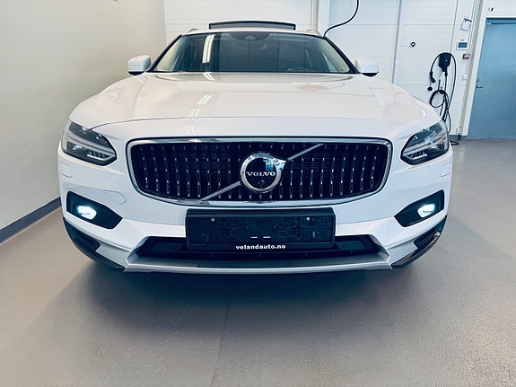 Volvo V90 Cross Country 2 of 5