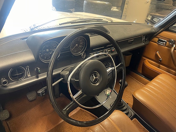 Mercedes-Benz 220 17 of 30