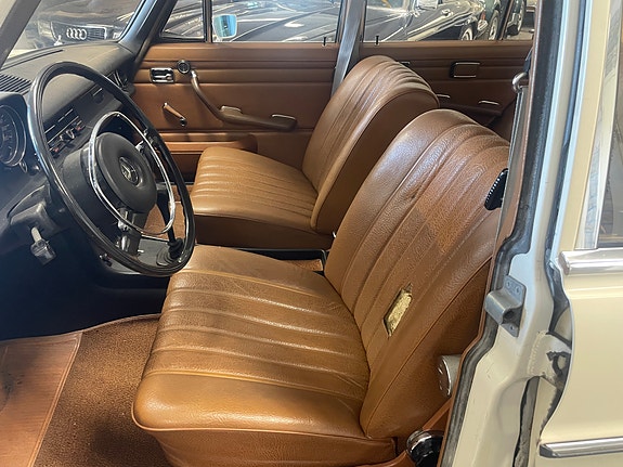 Mercedes-Benz 220 16 of 30