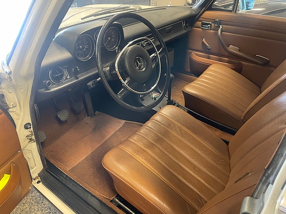 Mercedes-Benz 220 15 of 30