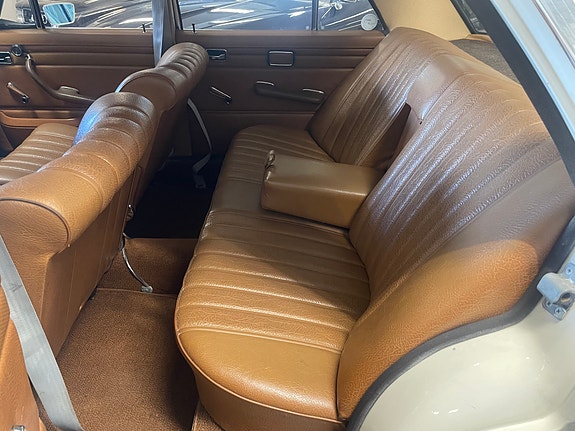 Mercedes-Benz 220 18 of 30