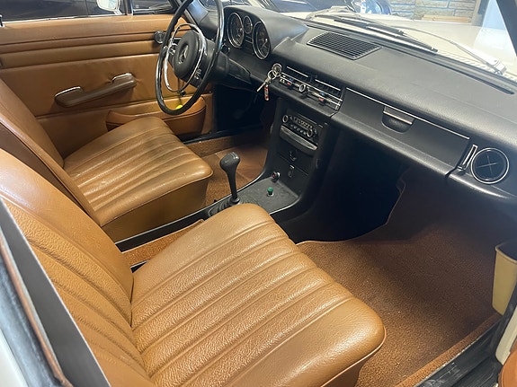 Mercedes-Benz 220 23 of 30