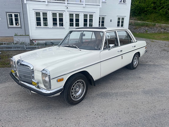 Mercedes-Benz 220 2 of 30