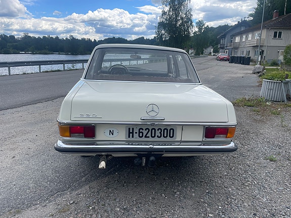 Mercedes-Benz 220 5 of 30