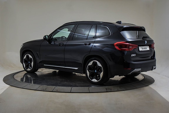 BMW iX3 3 of 5