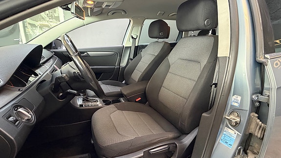 Volkswagen Passat 13 of 30