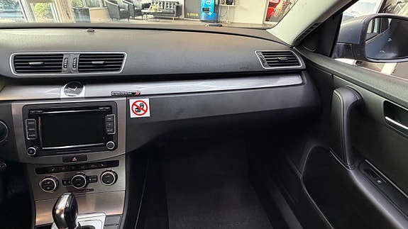 Volkswagen Passat 23 of 30