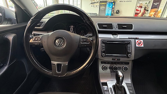 Volkswagen Passat 22 of 30