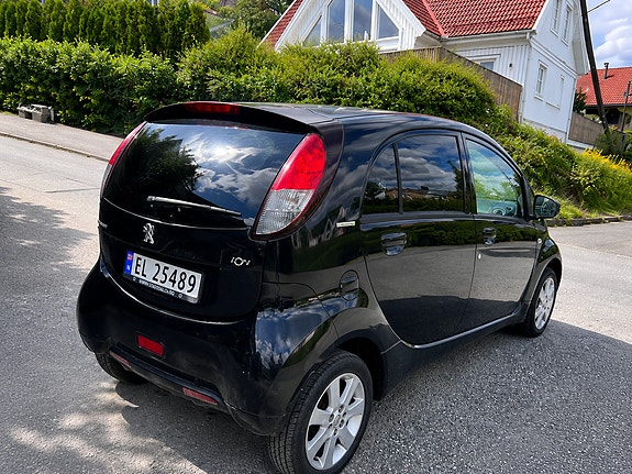 Peugeot iOn 2 of 4