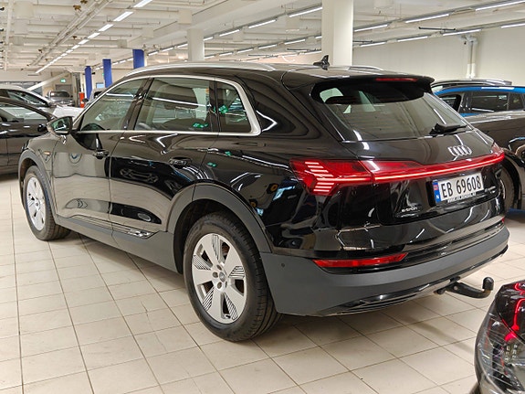 Audi e-tron 3 of 5