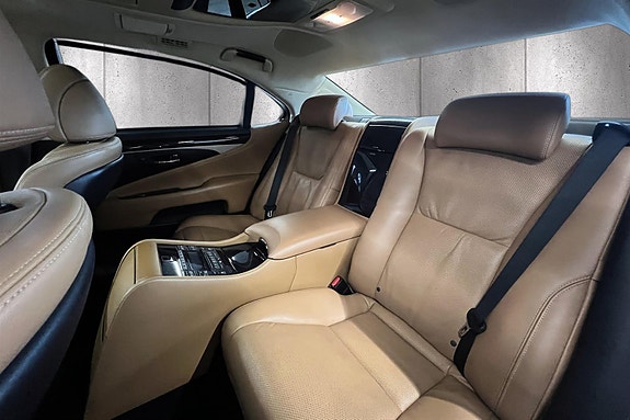 Lexus LS600h 10 of 17