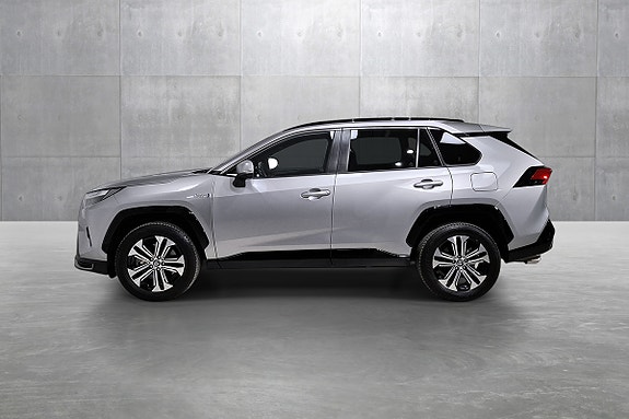 Toyota RAV4 Plug-in Hybrid 2 of 5