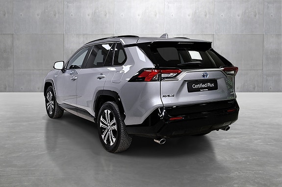 Toyota RAV4 Plug-in Hybrid 3 of 5