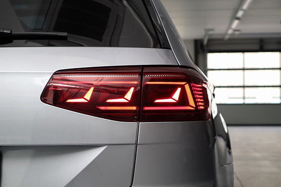 Volkswagen Passat 10 of 30