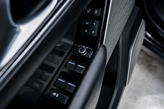 Land Rover Range Rover Velar 12 of 30