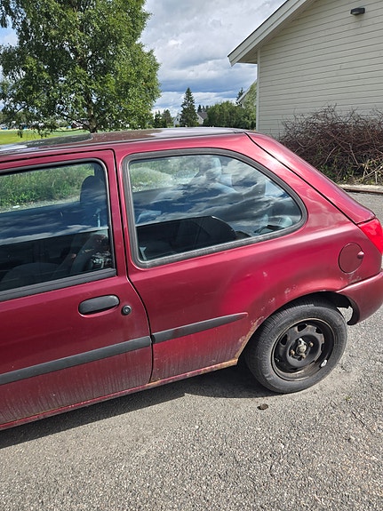 Ford Fiesta 2 of 5