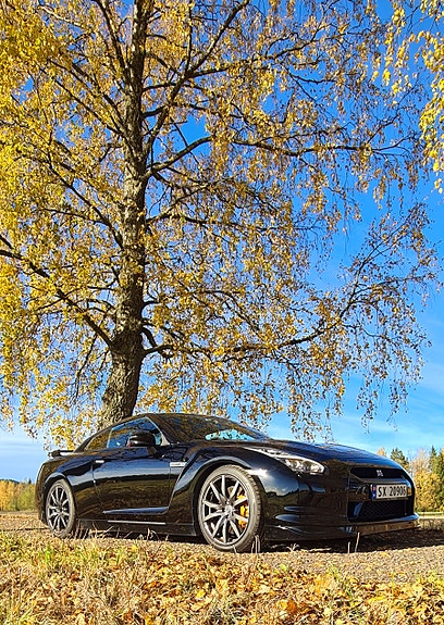 Nissan GT-R 3 of 5