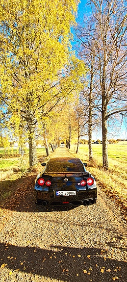 Nissan GT-R 2 of 5
