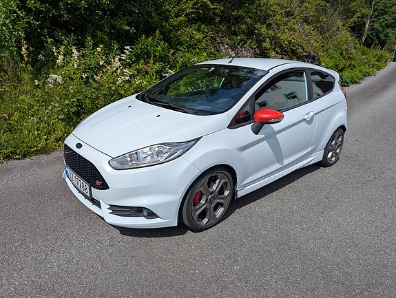 Ford Fiesta 2 of 5